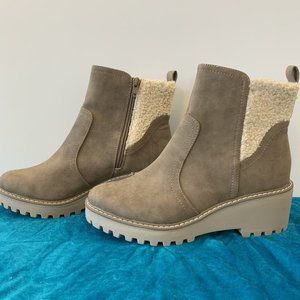 DOLCE Vita womens ankle boots SZ 8.5 - Wedge boot cushioned Vegan shoes